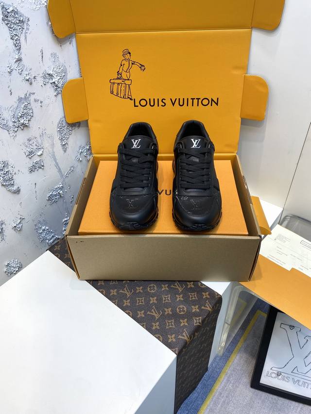 P： Louis Vuitton，路易威登新款休闲鞋！ 鞋面采用进口牛皮科技布 拼接透气 网布内里版型时尚 动感十足超轻lv原版大底上脚舒适 简洁大方 休闲运动
